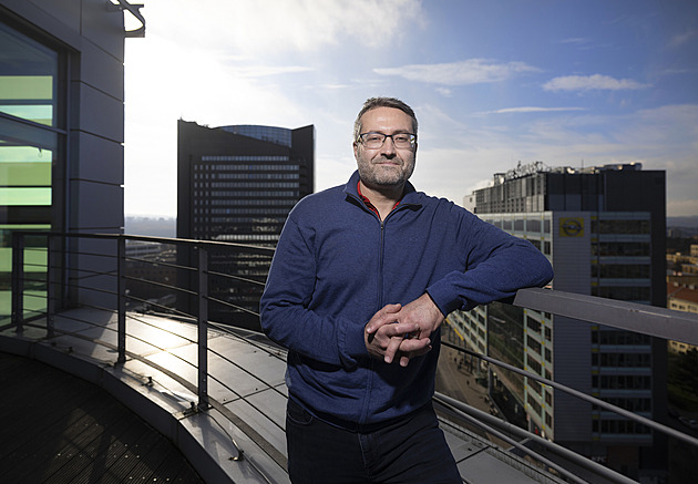 Umělá inteligence otřese pracovním trhem. Každý by měl mít plán B, říká ekonom