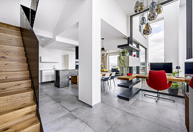 Penthouse v Karlíně je splněným snem mladého páru. Má hned tři podlaží