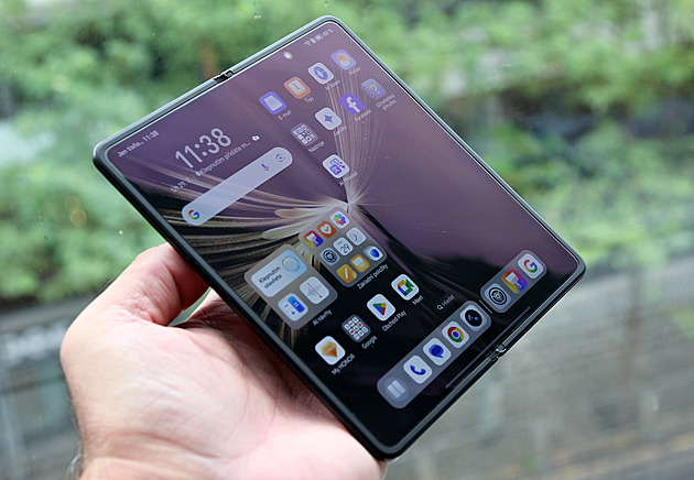 Poslali nám špatný telefon, jinak bychom měli nejtenčí skládačku na světě