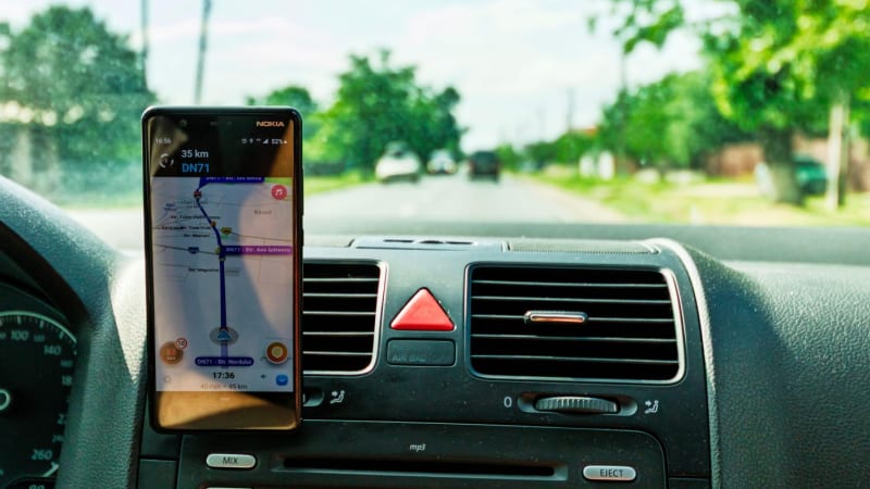 Za využívání populární navigační aplikace hrozí Čechům za hranicemi i vězení. Na co dát pozor?