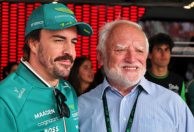 Ó můj bože, to je on! Virální tvář ozdobila formuli 1, piloti se s dědečkem ihned fotili