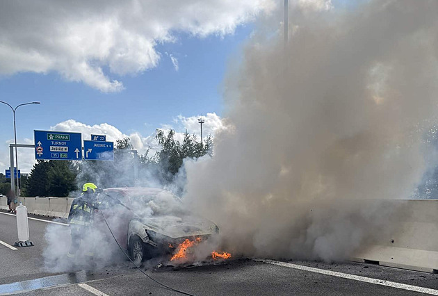Plameny a dým na průtahu Libercem, hasiči likvidovali požár auta