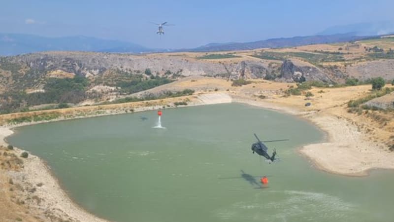 Hořící lesy, hustý dým a vrtulníky Black Hawk v akci. Čeští hasiči ukázali záběry z Balkánu