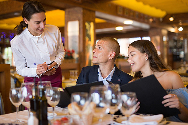 Hudba i lákavé popisy jídel. Jak restaurace nenápadně nutí hosty utrácet