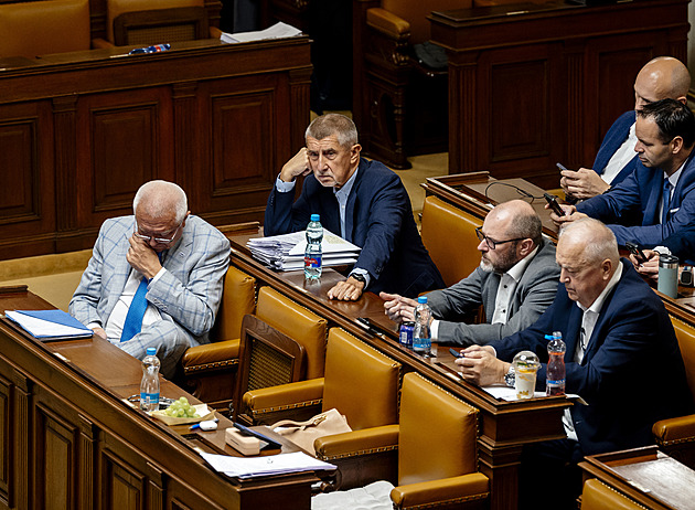 Bude vládnout devítikoalice? Ve Sněmovně může zasednout rekordních 16 partají