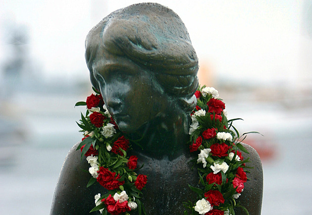 Kodaň odstraní “velkou sestru” Malé mořské víly, její poprsí budí emoce