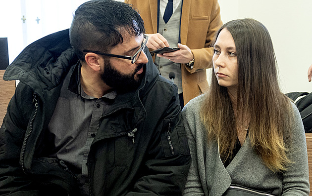 Opilý policista bezdůvodně zaklekl dívku před klubem, soud mu potvrdil podmínku