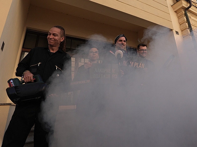 Piráti v černých úborech žádali Stanjurovu rezignaci, kolem sebe foukali mlhu