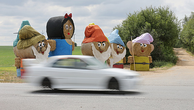 Rok zdravili řidiče. Teď Jakubov slaměnou Sněhurku s trpaslíky prodává