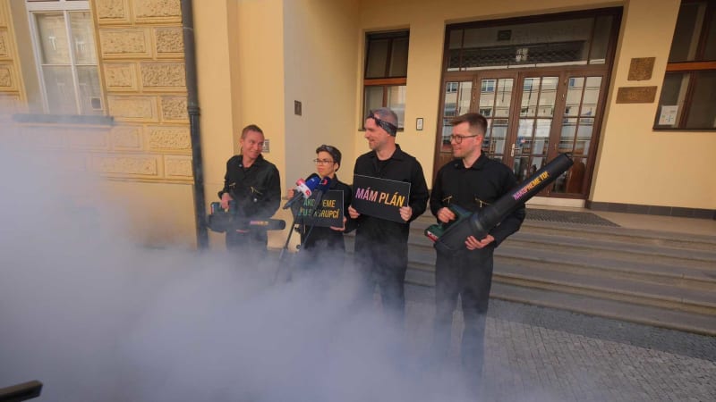 Piráti opět navlékli úbory čističů a nahráli video. Podle Hřiba bitcoiny „smrděly“ od počátku