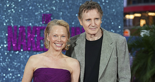 Byla symbolem laciného vkusu. Čím oslnila Pamela Andersonová slušňáka Liama Neesona?