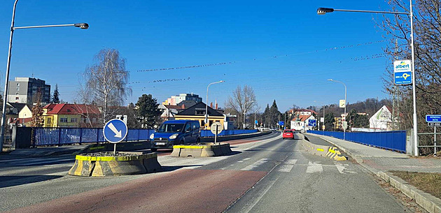 Uzavřené mosty komplikují dopravu. Ve Valašském Meziříčí ho otevřou později