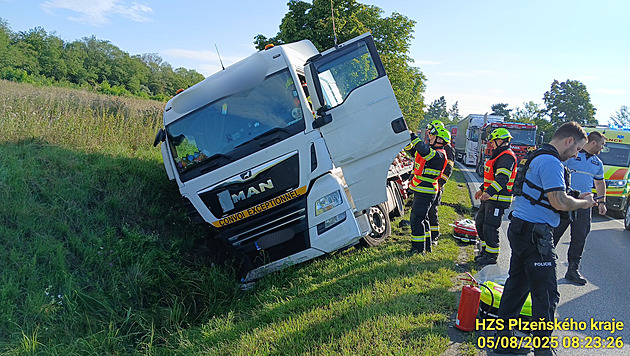 Kamion s panely sjel na Plzeňsku do příkopu, řidiče po kolapsu oživovali