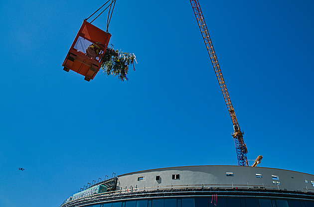 Střechu brněnská aréna ještě nemá, talisman už ano. Do 27 metrů ho vynesl jeřáb