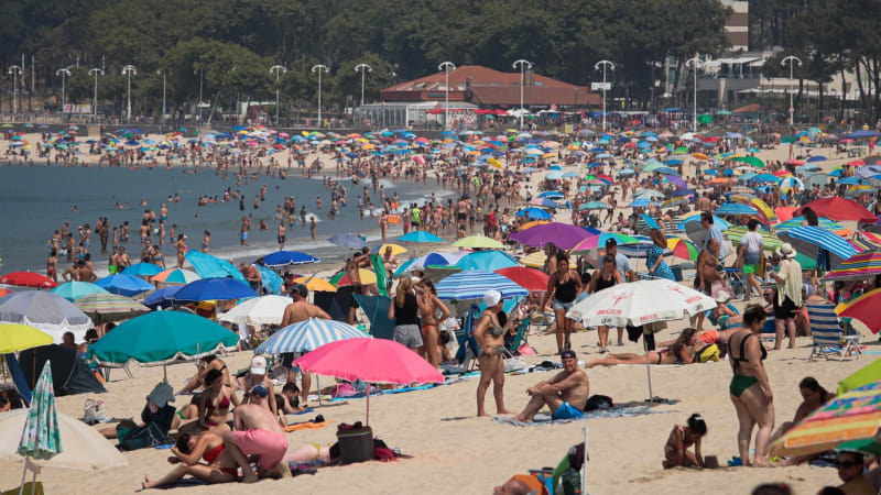 Migranti se vylodili na plné pláži oblíbené destinace. Lidé je začali nahánět, ukazuje video