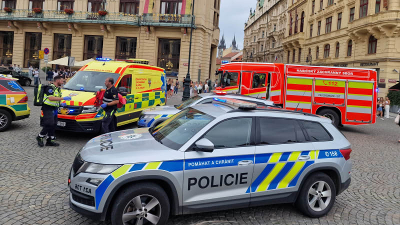 Pád člověka do kolejiště pražského metra:  Žena byla zaklíněna pod soupravou, provoz stál