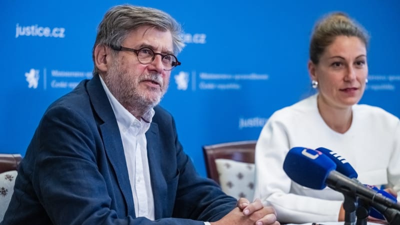 Uhlíř zvedl víko kanálu a zmizel, soptí Schillerová. Tragický hazard s důvěrou, říká Kalousek