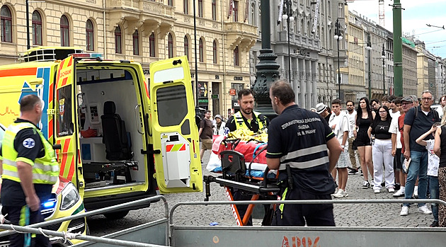 Ochromené metro B. Žena skočila pod soupravu, zřejmě se pokusila o sebevraždu