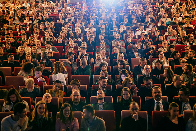 Nejzajímavější filmové festivaly 2025. V programu mají komedie, dokumenty i filmy pro otrlé