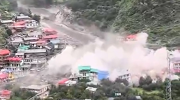 VIDEO: Vlna bahna se valila údolím. Povodně v Indii smetly celou vesnici