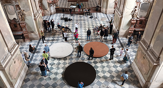 Kostel jako galerie. Svérázný umělec do monumentálního prostoru přivezl i konve