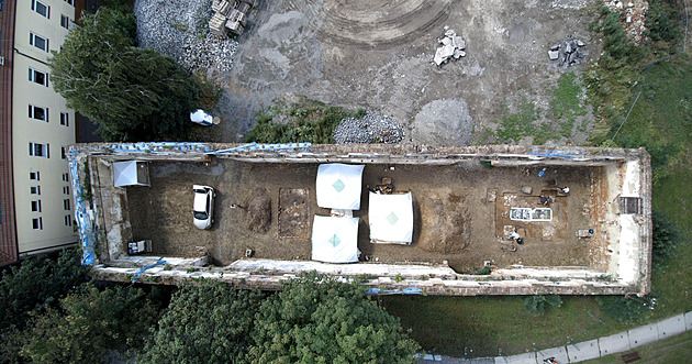 Archeologický výzkum odhalil na Penkově statku v Hluku středověkou keramiku