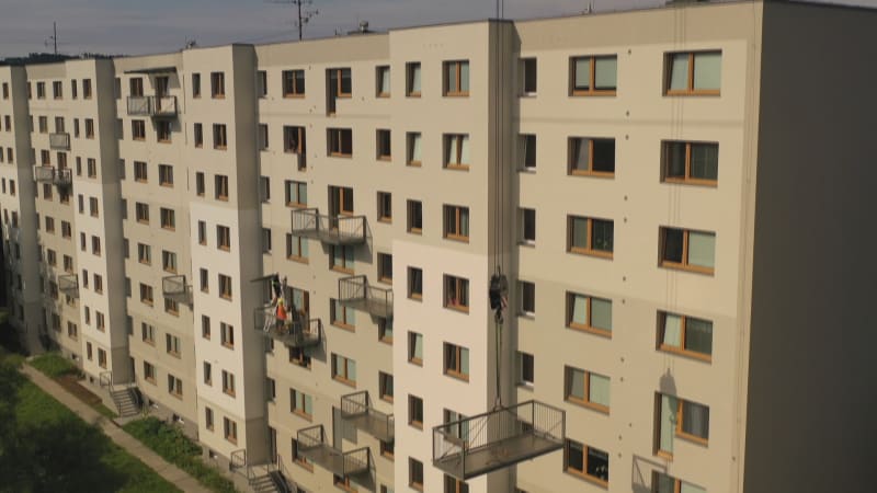 Kdo chce balkon, ať si ho zaplatí. Neobvyklý panelák v Jablonci udivuje chaotickou fasádou