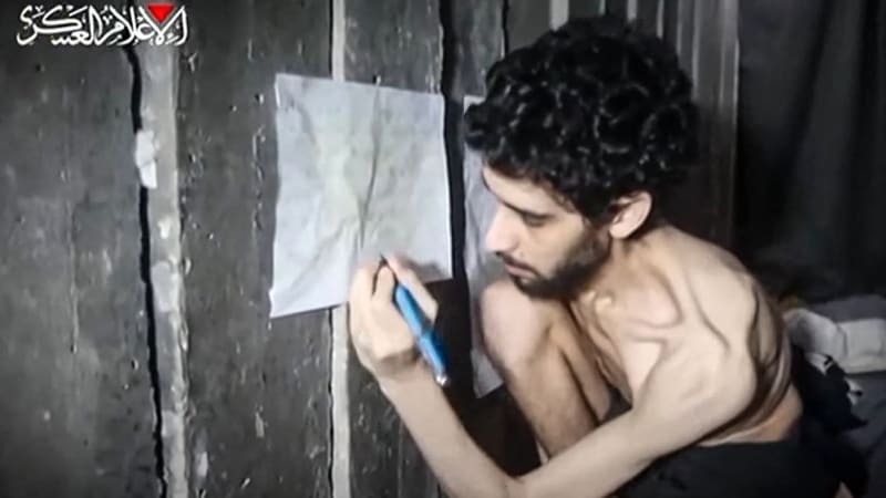 Otřesné video Hamásu: Rukojmí vyhublý až na kost si kope hrob a říká, že umírá hlady