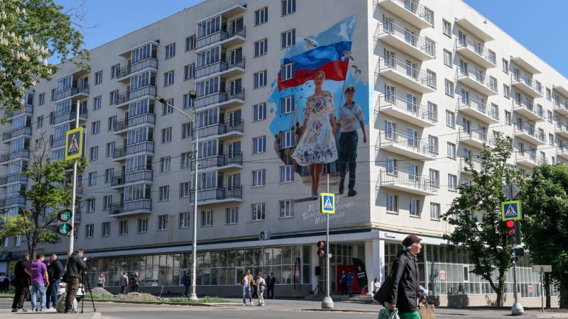 Bombardování přežili, domů nesmějí. Moskva rozprodává byty Ukrajinců na okupovaném území