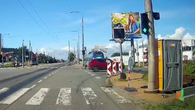 Vlak ve Zlíně málem smetl dvě auta. Drsné záběry ukazují, že k tragédii chyběla chvilička