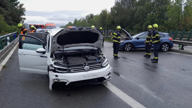 Nehoda zablokovala dálnici D7. Směr na Prahu byl neprůjezdný, řidička skončila v nemocnici