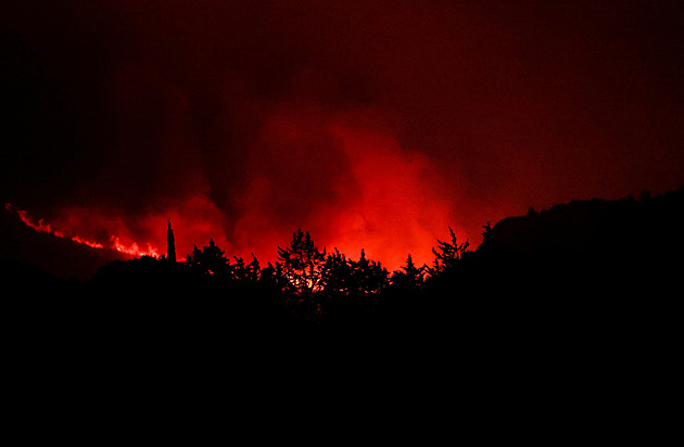 Na jihu Francie stále zuří požár, zranil devět lidí. Hoří i ve Španělsku