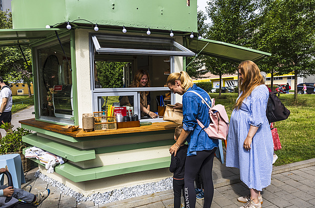 Bývalé trafiky v Brně teď voní kávou i pečivem, lidé jejich oživení vítají