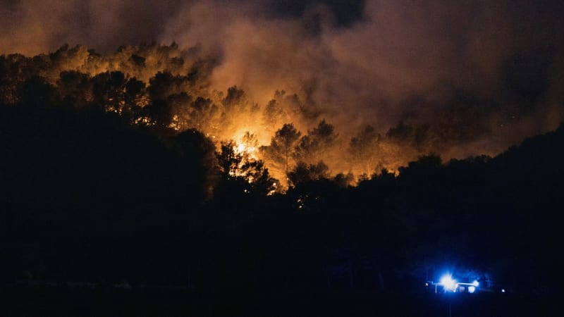 Peklo na jihu Evropy. Plameny se ženou přes Francii a Španělsko, tisíce lidí musely utéct