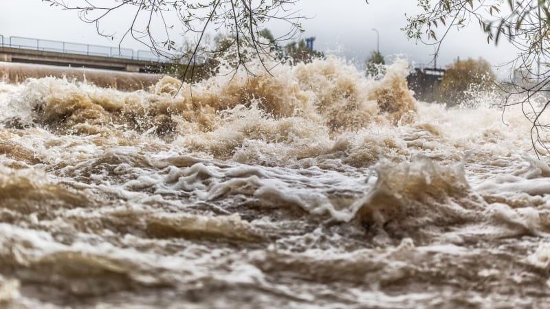 Zoufalý křik a masivní vlna devastující domy. Video ukazuje bleskovou povodeň v indické obci