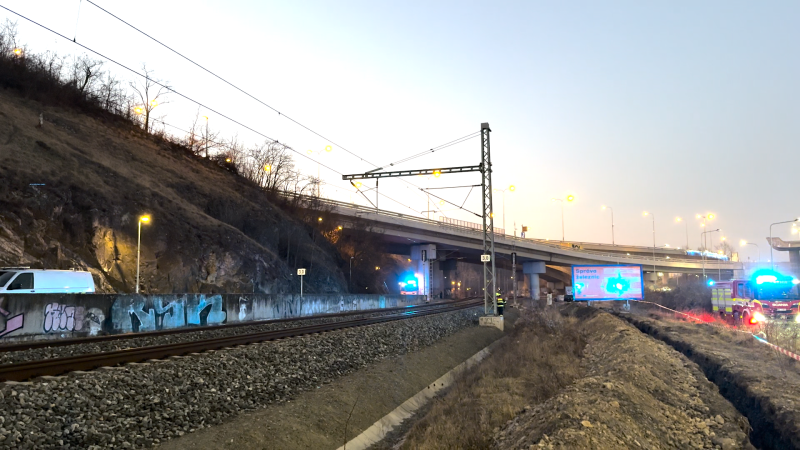 Neštěstí na železnici: Rychlík na Smíchově srazil člověka, provoz na trati do Berouna stojí