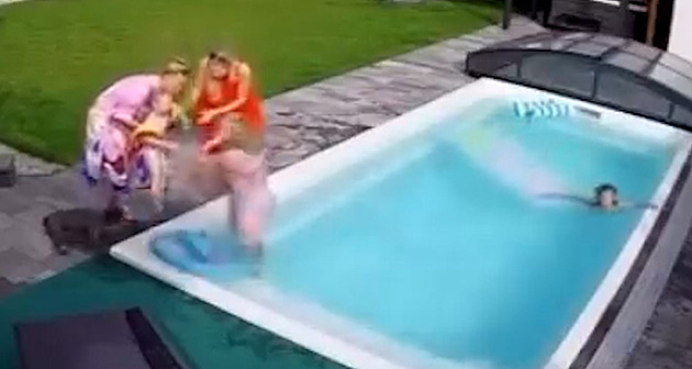 Když rukávky s kruhem nestačí. Takhle rychle se dítě může začít topit