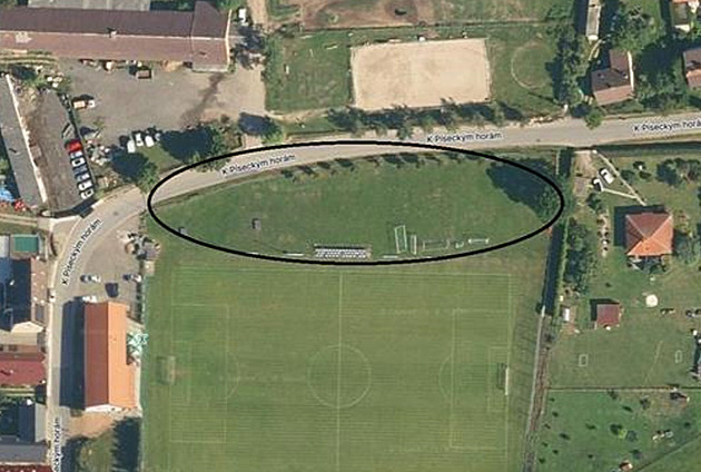 Konec telefonátů strážníkům kvůli autům na trávě. U hřiště postaví parkoviště