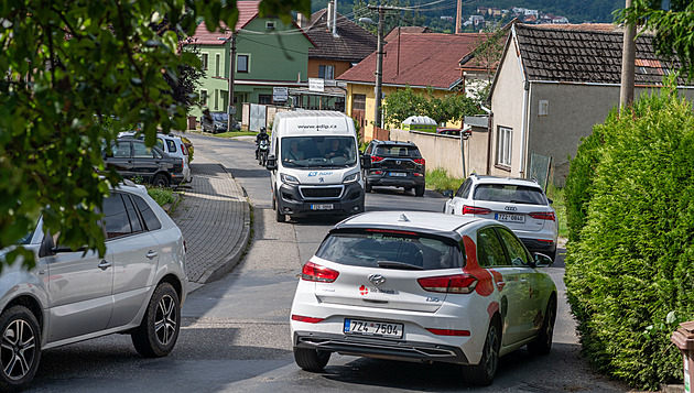 Řidiči se vyhýbají opravované cestě ve Zlíně. Doplácejí na to Louky a Prštné