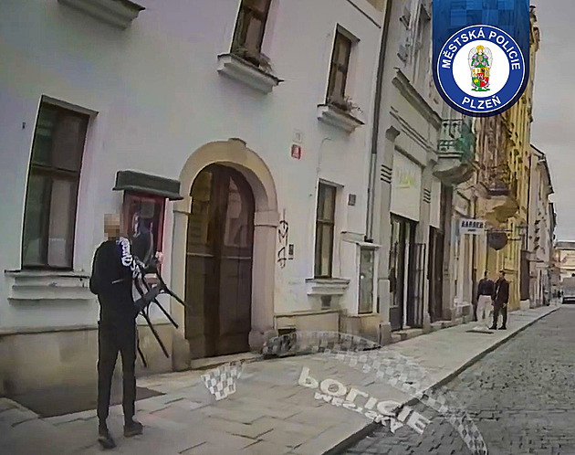 To je dárek, přítel rád sedí. Žena svérázně vysvětlovala krádež v kavárně