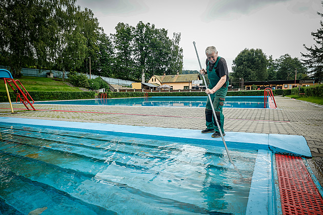 Nízká návštěvnost, zavřená koupaliště. Jejich provozovatelé čelí nepřízni počasí
