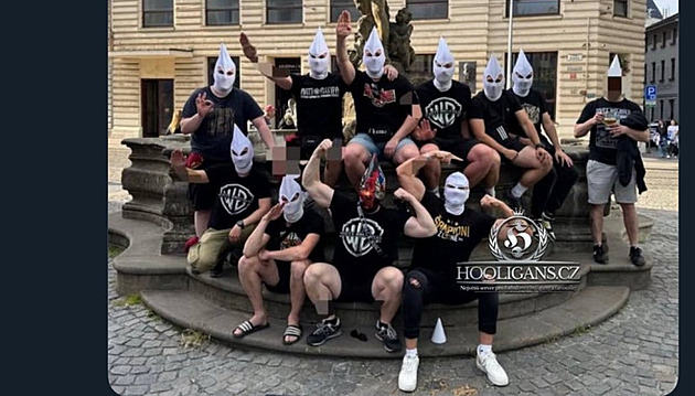 Policie zná identitu chuligánů Sparty, kteří hajlovali v Olomouci. Hledá svědky