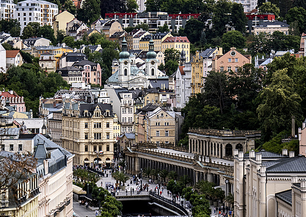 Tragédie v Karlových Varech, turistka zemřela po pádu ze schodů u hotelu