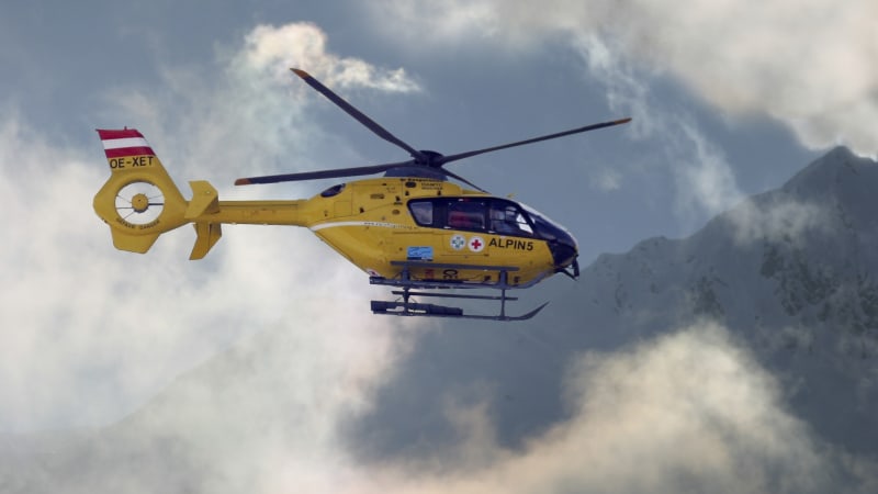 Muž ignoroval značení v Alpách a uvízl v horách. Za záchranu vrtulníkem zaplatí 350 tisíc