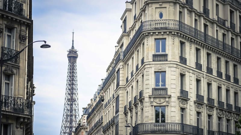 Prodám levně byt, chci v něm ale umřít. Morbidní pařížský fenomén spustil vražednou aféru