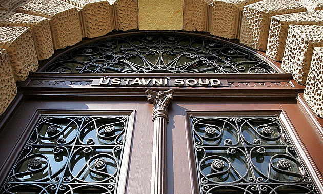 Dítě omámil a zneužíval. Ústavní soud teď oběti otevřel cestu k vyšší náhradě újmy