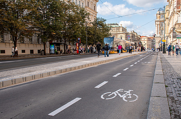 Tramvajový ostrůvek na Staroměstské rozšířili, vznikl tím i pruh pro cyklisty