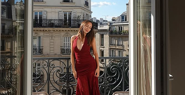 Charlotte Gottová si užívá ve světě. Ukázala fotky z pláže, Paříže i Barcelony