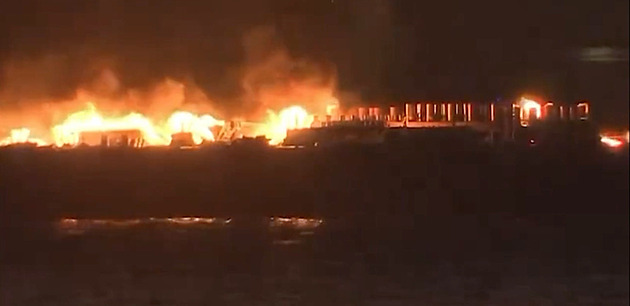 VIDEO: Požár přerušil okázalou show. Lodě odpalující ohňostroj zachvátily plameny