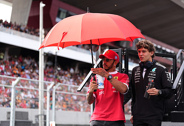 Jste v pořádku? Ale jo. Mladý Ital chodí v slzách, chrání ho i konkurent Hamilton